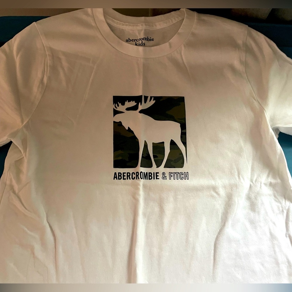 Abercrombie Kids Boy’s Short Sleeve T-shirt, White w/ camo background,size 13/14
